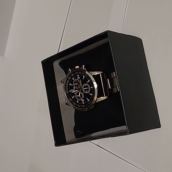 Watch - Picture 2 of 3